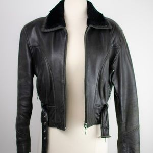 Vtg leather moto jacket in a small with fur collar
